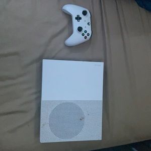 Xbox One S 1TB + Controller